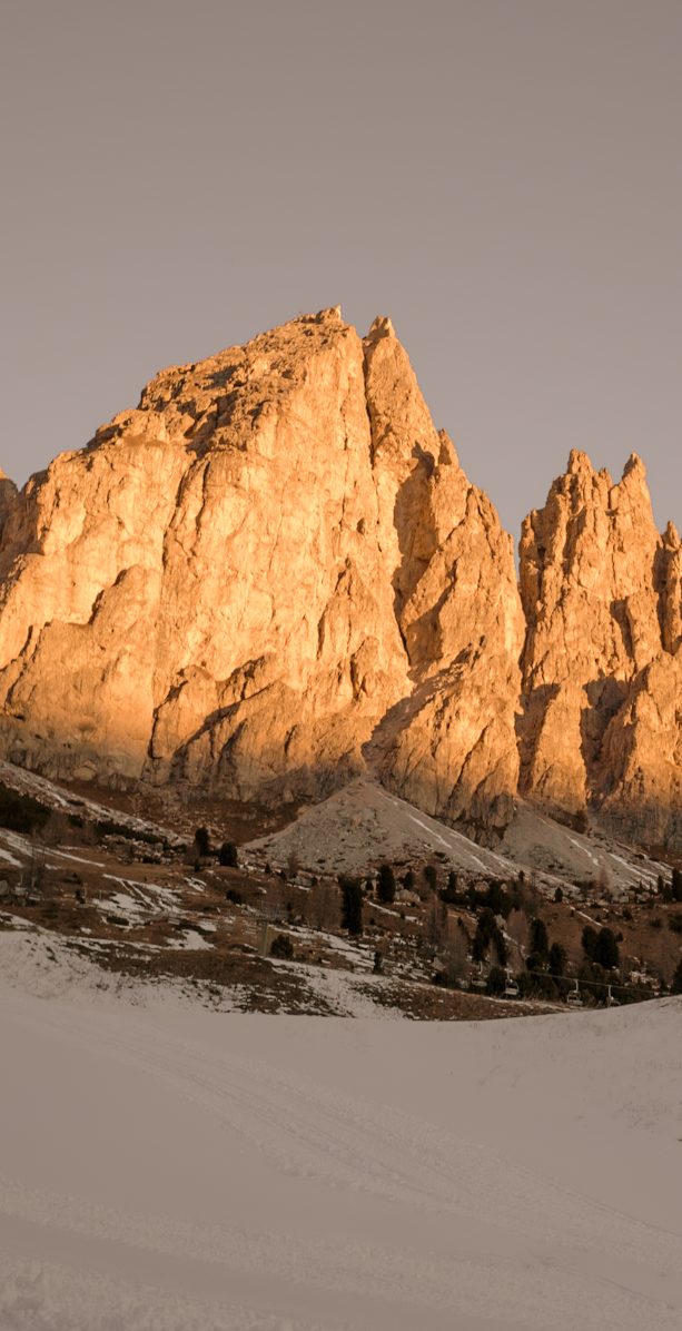 Le Dolomiti all'alba d'inverno, roccia rosata e neve