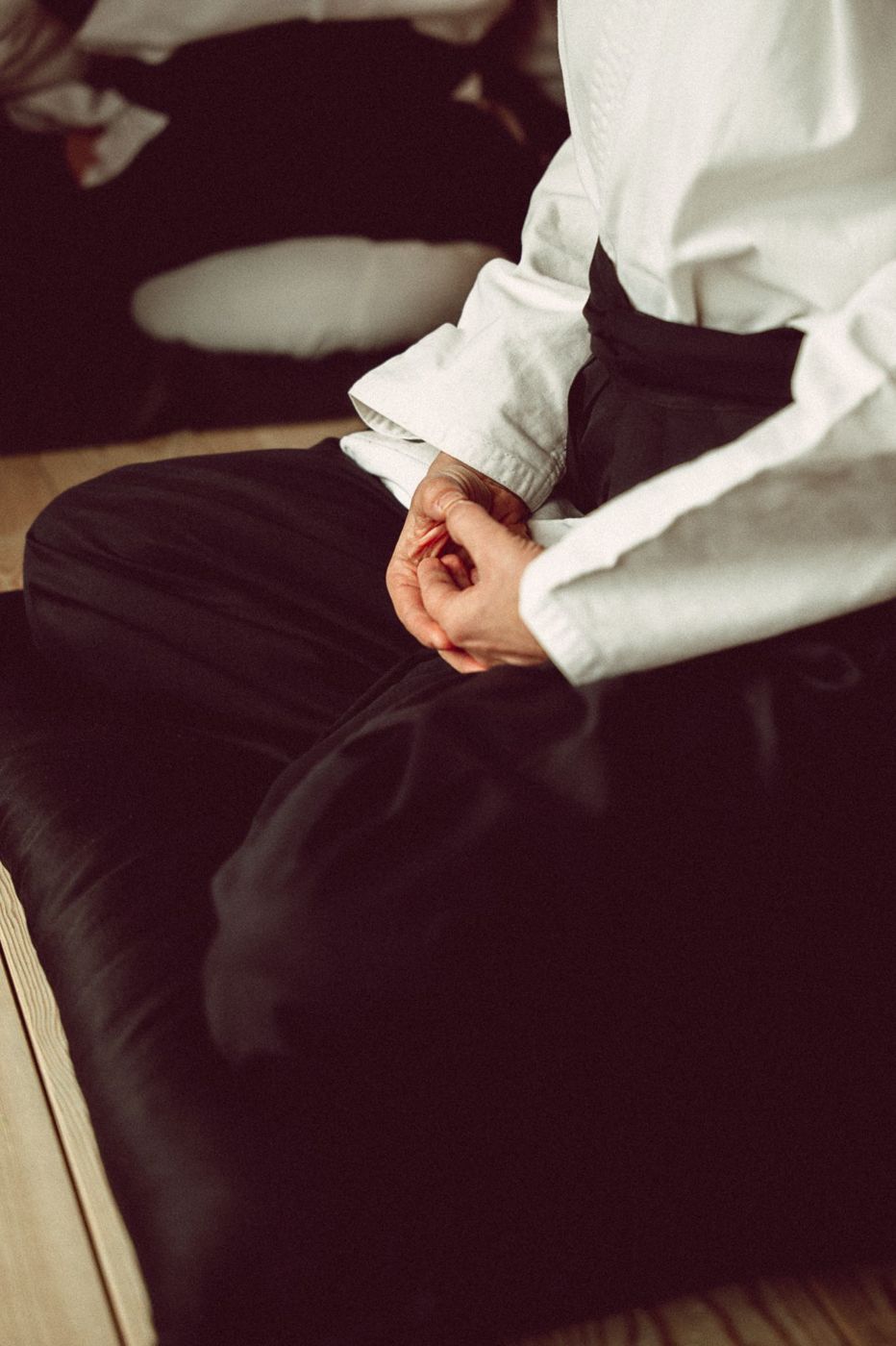 Le mani in grembo durante lo zazen